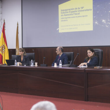 Aspecto de la mesa de presentación del Experto en Asesoría Fiscal de la ULPGC